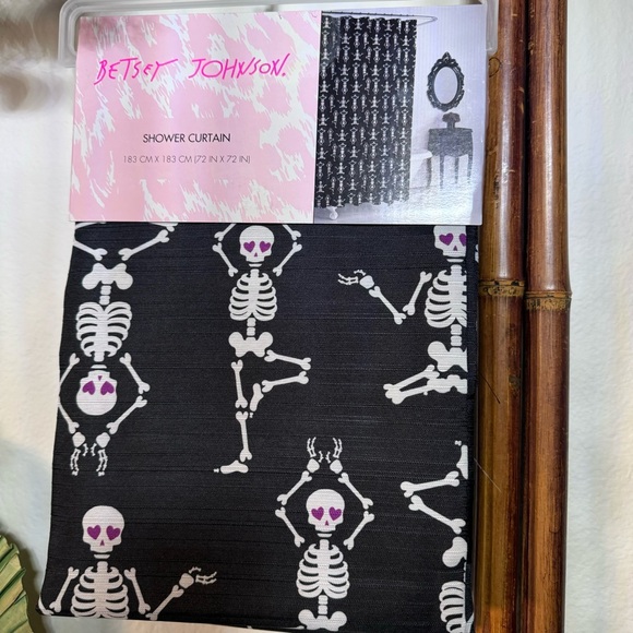 NWT! ☠️🩷Betsey Johnson Halloween Skeleton Shower Curtain - Picture 1 of 4